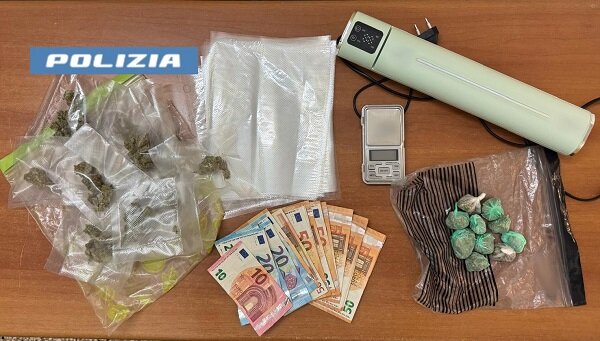 Nascondeva marijuana in casa, cinquantottenne arrestato dalla Polizia di Stato per detenzione ai fini di spaccio