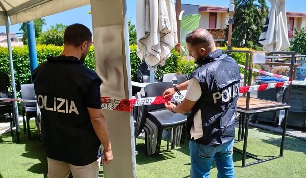 Chiosco trasformato in un bar, titolare sanzionato e denunciato dalla Polizia di Stato a Pedara