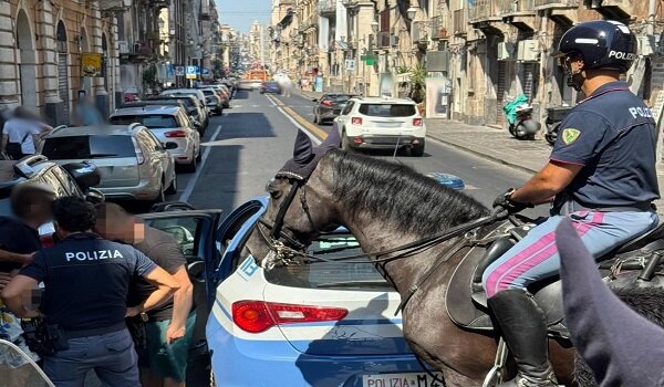 Fuggono sullo scooter con una valigia appena rubata, due quarantenni arrestati dalla Polizia di Stato