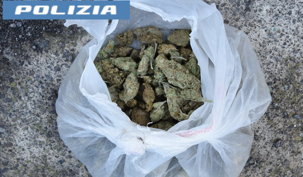 Ad Adrano rinvenuti e sequestrati dalla Polizia di Stato sostanza stupefacente e artifizi pirotecnici illegali