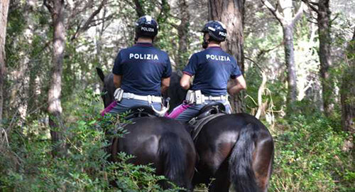Polizia a cavallo denuncia in stato di libert&agrave; ragazzo per detenzione a fini di spaccio di sostanza stupefacente nei pressi boschetto della Playa