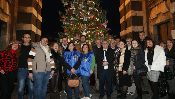 Ieri momento di condivisione e di festa a Piazza Palestro con "Natale 'O Futtinu" Ieri momento di condivisione e di festa a Piazza Palestro con "Natale 'O Futtinu"
