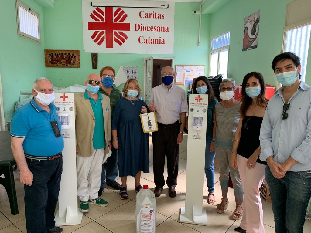 Lions e Leo Club Catania Gioeni donano colonnine dispenser per Help Center Caritas