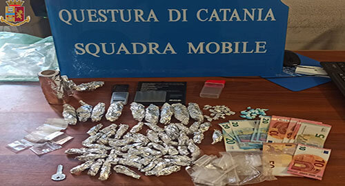 Allestiscono piazza di spaccio "artigianale", due fratelli arrestati dai "Falchi" della Squadra Mobile nel quartiere dei Cappuccini Allestiscono piazza di spaccio "artigianale", due fratelli arrestati dai "Falchi" della Squadra Mobile nel quartiere dei Cappuccini