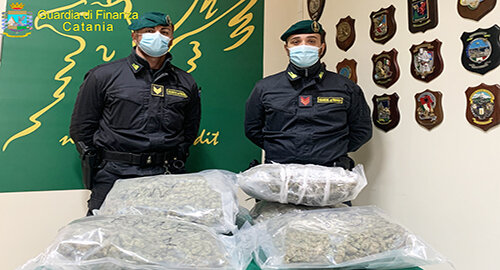 Sequestrati dalla Guardia di Finanza in centro 8 kg di marijuana tipo skunk ad alto potenziale, arrestato quarantunenne di Siracusa