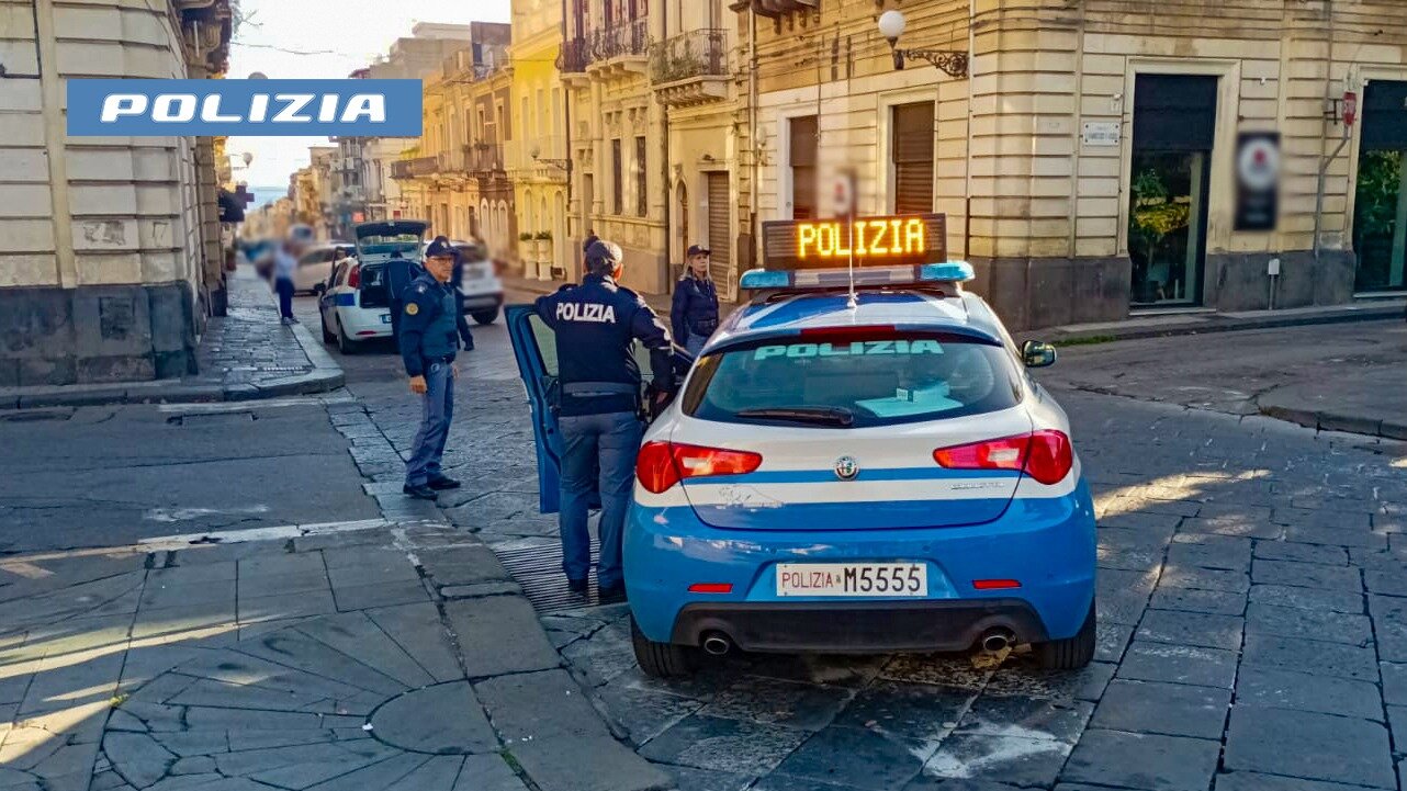 Controlli della Polizia di Stato ad Acireale e Giarre, accertate 10 violazioni al Codice della strada e sequestrato un veicolo Controlli della Polizia di Stato ad Acireale e Giarre, accertate 10 violazioni al Codice della strada e sequestrato un veicolo