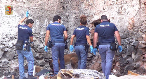 Ancora controlli della Polizia nel quartiere San Berillo Vecchio, rinvenuti occultati tra i rifiuti involucri contenenti marijuana ed hashish Ancora controlli della Polizia nel quartiere San Berillo Vecchio, rinvenuti occultati tra i rifiuti involucri contenenti marijuana ed hashish