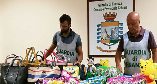 Sequestrati dalla Guardia di Finanza oltre 81.000 articoli contraffatti e oltre 1.000 dvd pirata, denunciati tre cittadini senegalesi Sequestrati dalla Guardia di Finanza oltre 81.000 articoli contraffatti e oltre 1.000 dvd pirata, denunciati tre cittadini senegalesi