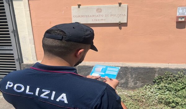 Esponeva un pass invalidi scaduto e intestato ad una parente defunta, catanese denunciato dalla Polizia di Stato in un centro commerciale
