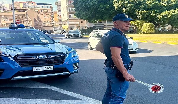 Controlli a tappeto della Polizia di Stato da Picanello a Ognina, sanzioni per 10.000 euro, denunciati due ventenni per resistenza a pubblico ufficiale Controlli a tappeto della Polizia di Stato da Picanello a Ognina, sanzioni per 10.000 euro, denunciati due ventenni per resistenza a pubblico ufficiale