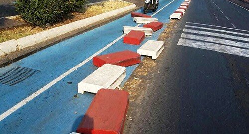 Danni alla pista ciclabile del Lungomare: cordolo divelto e denuncia dell'Amministrazione contro ignoti