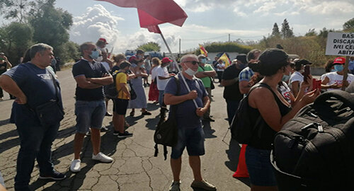 Grande partecipazione alla manifestazione di protesta del Comitato Codavolpe: "Chiediamo chiusura degli impianti e di essere ascoltati dalla Procura di Catania e dal ministro dell'ambiente". Grande partecipazione alla manifestazione di protesta del Comitato Codavolpe: "Chiediamo chiusura degli impianti e di essere ascoltati dalla Procura di Catania e dal ministro dell'ambiente".