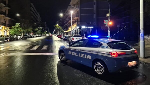 Giovane tenta di suicidarsi in viale Mario Rapisardi, salvato dalla Polizia di Stato Giovane tenta di suicidarsi in viale Mario Rapisardi, salvato dalla Polizia di Stato