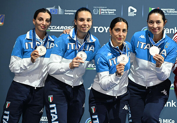 le-azzurre-con-la-medaglia-dargento-foto-augusto-bizzi-1642941422.jpg