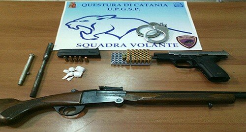 Arrestato dalla Polizia nel quartiere Picanello pregiudicato catanese, nella sua auto ben quattro ordigni esplosivi, armi e droga Arrestato dalla Polizia nel quartiere Picanello pregiudicato catanese, nella sua auto ben quattro ordigni esplosivi, armi e droga