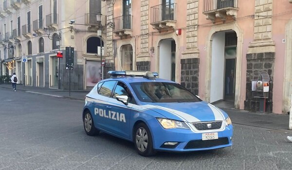 Aizza il suo pitbull contro gli agenti terrorizzando i clienti di un supermercato, trentanovenne arrestato dalla Polizia