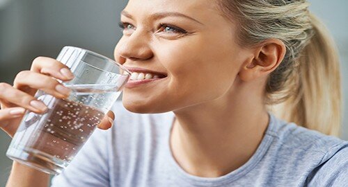 "Giornata mondiale della risata", secondo uno studio internazionale il cattivo umore dipende dal bere poca acqua