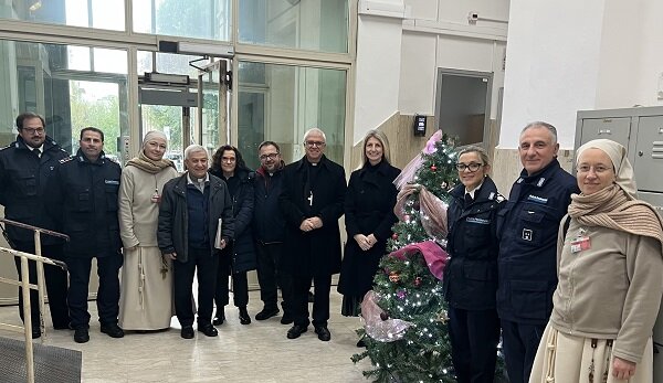 L'arcivescovo Renna ai detenuti di Piazza Lanza: "Un Natale di speranza che cammina sulle gambe della nostra solidariet&agrave;"