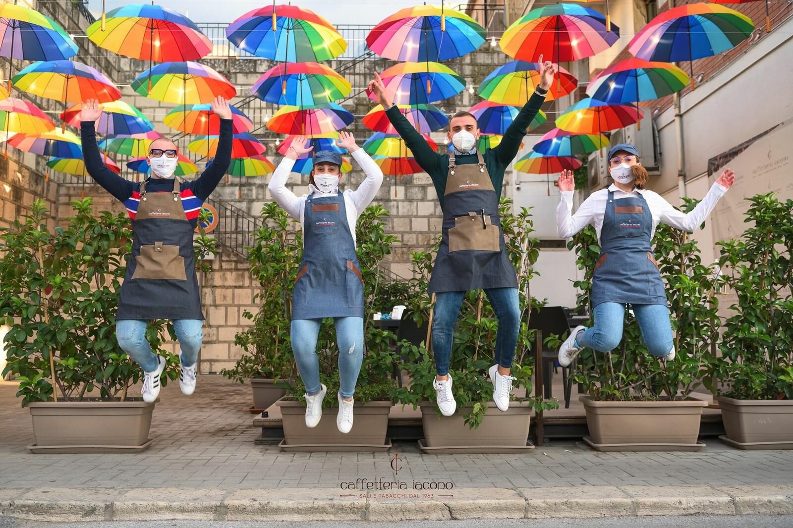 Ombrelli colorati in aria, a Vittoria installazione artistica per il centro citt&agrave;