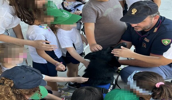 Regole, responsabilit&agrave; e convivenza civile, ragazzi dell&rsquo;Istituto Sante Giuffrida per un giorno con la Polizia di Stato