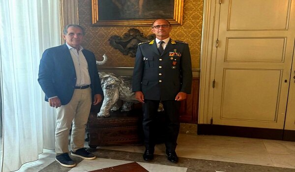 Il sindaco Enrico Trantino riceve il nuovo comandante della Guardia di Finanza Marco Filipponi Il sindaco Enrico Trantino riceve il nuovo comandante della Guardia di Finanza Marco Filipponi