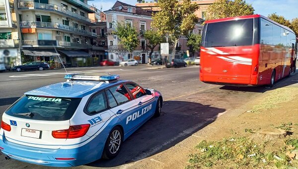 Controlli della Polizia Stradale, ritirata la patente a 13 "furbetti della corsia di emergenza"