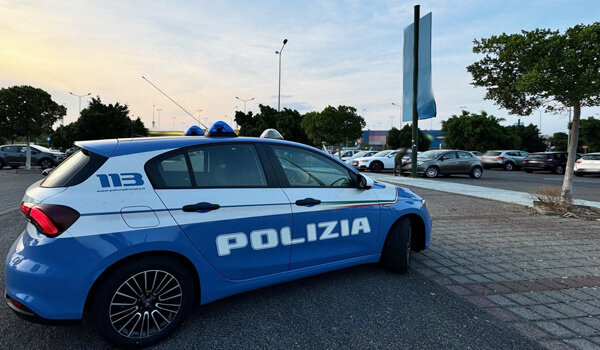 Ruba abiti e cosmetici nel quartiere "Pigno", ma viene scoperto, inseguito e arrestato dalla Polizia di Stato per furto e tentata rapina