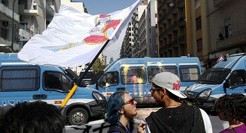 Anche a Catania stamattina corteo di studenti, lancio di palloncini pieni di vernice, ma la manifestazione si è conclusa senza alcun incidente Anche a Catania stamattina corteo di studenti, lancio di palloncini pieni di vernice, ma la manifestazione si è conclusa senza alcun incidente