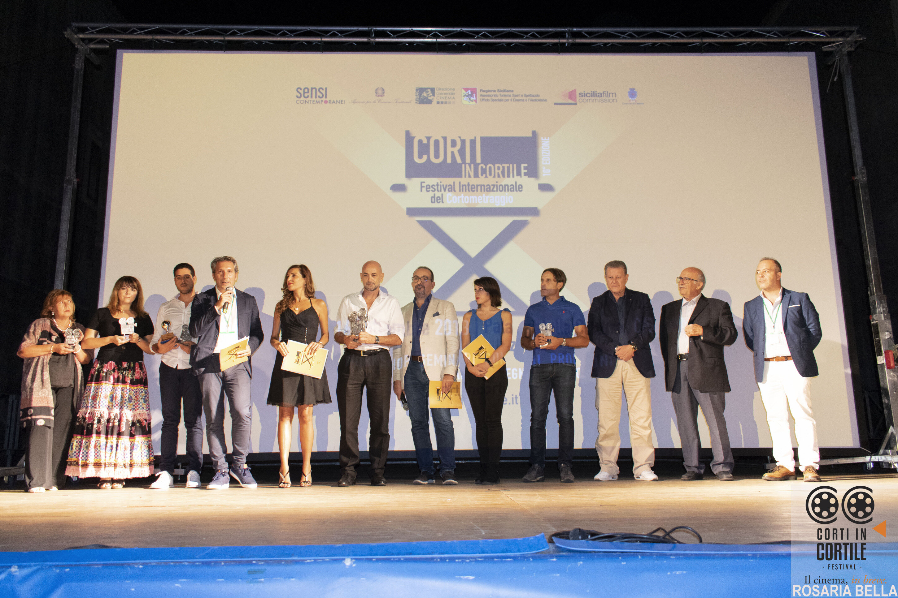 "Corti in Cortile 2018" a “El Atraco” di Alfonso Diaz, miglior sceneggiatura per “Il regalo di Alice” di Gabriele Marino e “Parru pi tia” di Giuseppe Carleo "Corti in Cortile 2018" a “El Atraco” di Alfonso Diaz, miglior sceneggiatura per “Il regalo di Alice” di Gabriele Marino e “Parru pi tia” di Giuseppe Carleo
