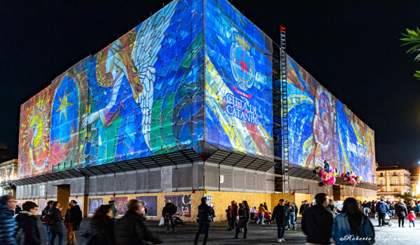 Natale 2024, fino al 6 gennaio il Municipio in restauro e schermo per immagini digitali iconografiche