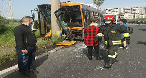 Bus Amt contro un palo stamattina a Librino, feriti gravemente passeggero e conducente