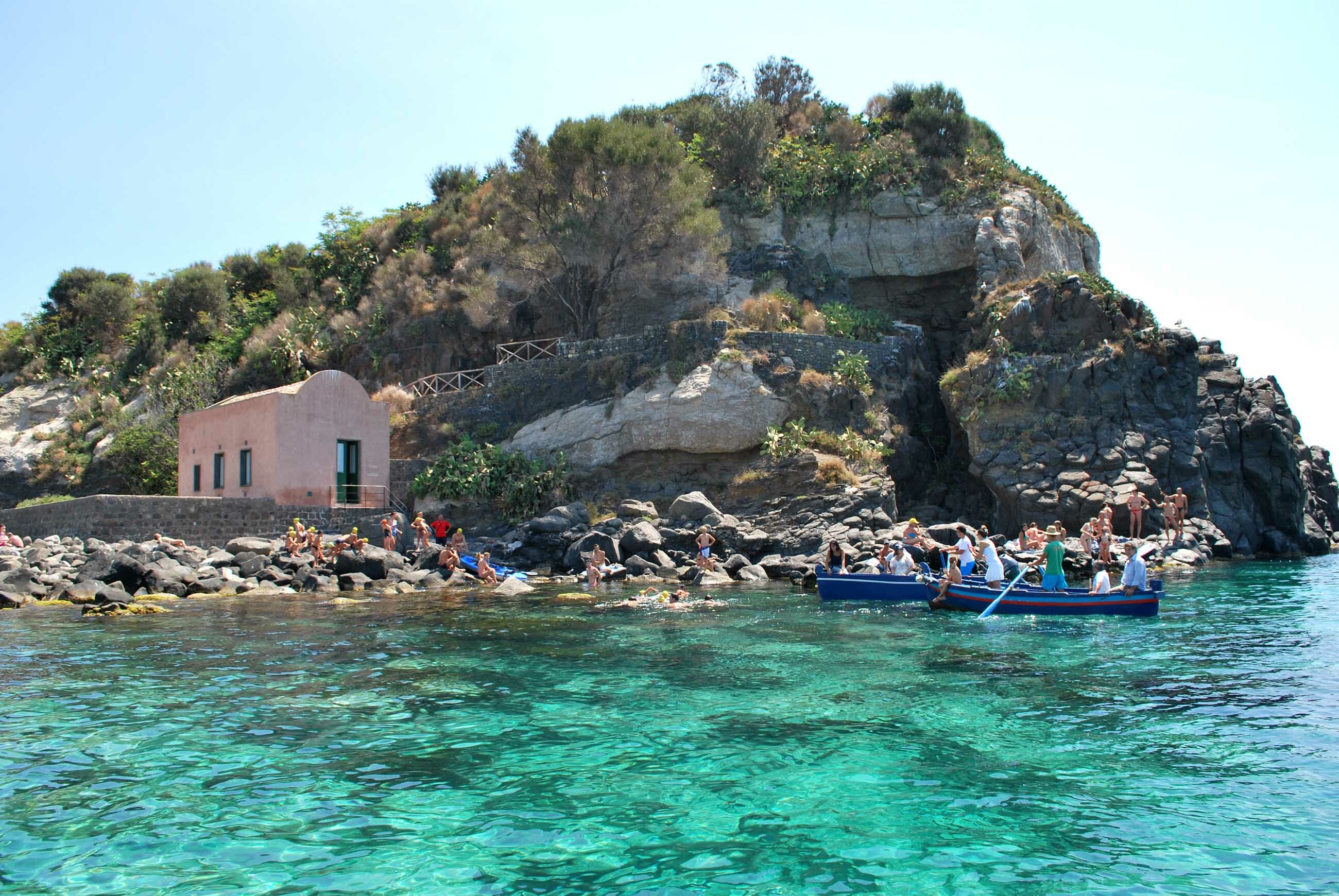 #MicroplasticRisk#, un drink gratis a chi pulisce l'Isola Lachea da plastica e cicche di sigarette
