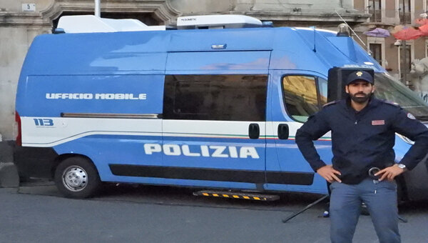La Polizia di Stato domani in piazza Federico di Svevia con "&hellip;Questo non &egrave; amore"