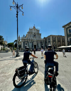 controlli-del-centro-storico-parchi-e-piazze-le-pattugli-e-bike-della-polizia-di-stato-1-236x300-1044037496.jpg