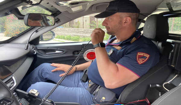 Picchiata violentemente dal compagno che le frattura il naso, allontanamento dalla casa familiare disposto dalla Polizia di Stato