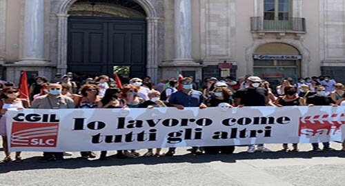SLC CGIL, stamattina in piazza Universit&agrave; le artiste e gli artisti catanesi in un flash mob con maschere bianche e letture ad alta voce