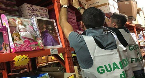 Sequestrati dalla Guardia di Finanza, in un esercizio commerciale di Misterbianco, oltre 1,5 milioni di prodotti contraffatti e non sicuri, denunciato un cinese