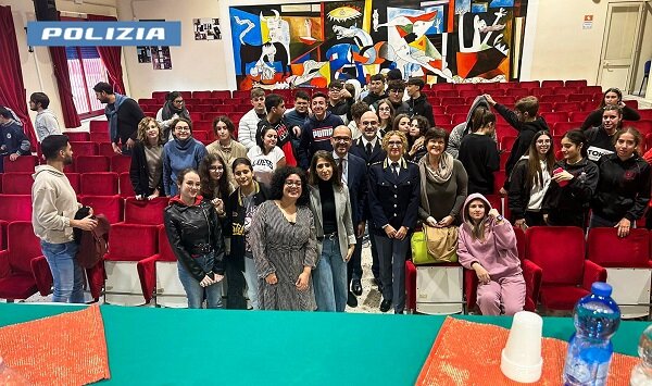 &ldquo;Questo&hellip; non &egrave; amore&rdquo;, la Polizia di Stato incontra gli studenti dell&rsquo;istituto Angelo Musco