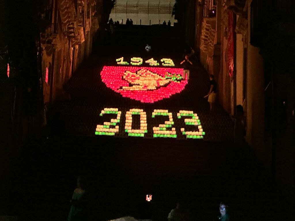 "Operation Husky", la colomba della pace illumina la Scala di Santa Maria del Monte a Caltagirone