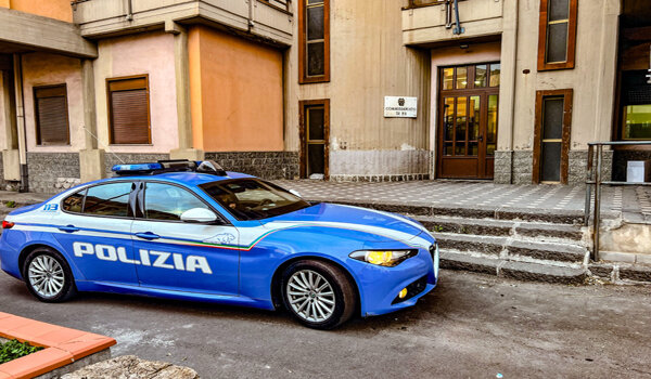 Ruba negli spogliatori di una palestra, venticinquenne denunciato dalla Polizia di Stato