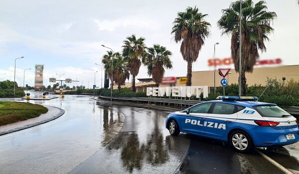 Una ragazza sale sul tetto di una struttura ricettiva e annuncia un gesto estremo, salvata dalla Polizia di Stato