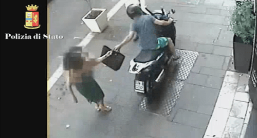 Arrestato dalla Polizia scippatore seriale, è l'autore di diversi scippi a donne per le vie del centro nel mese Luglio Arrestato dalla Polizia scippatore seriale, è l'autore di diversi scippi a donne per le vie del centro nel mese Luglio
