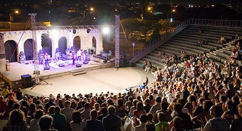 Omaggio a De Andrè e alle sue "Isole umane", torna a Gravina di Catania il 26 e il 27 Agosto l’ottava edizione della rassegna “Insulae – la musica in mezzo al mare”, diretta da Carlo Muratori Omaggio a De Andrè e alle sue "Isole umane", torna a Gravina di Catania il 26 e il 27 Agosto l’ottava edizione della rassegna “Insulae – la musica in mezzo al mare”, diretta da Carlo Muratori