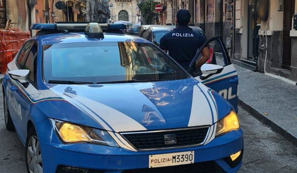 Controlli della Polizia di Stato in due attività di ristorazione, un titolare denunciato, l’altro sanzionato per 2 mila euro Controlli della Polizia di Stato in due attività di ristorazione, un titolare denunciato, l’altro sanzionato per 2 mila euro