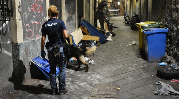 Droga nei bidoni e negli anfratti dei muri del quartiere "San Berillo", sequestrati 225 grammi tra hashish e marijuana dalla Polizia di Stato Droga nei bidoni e negli anfratti dei muri del quartiere "San Berillo", sequestrati 225 grammi tra hashish e marijuana dalla Polizia di Stato