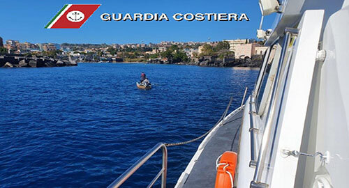 Interventi della Guardia Costiera lungo il litorale etneo, soccorsi due diportisti e multa per pesca illegale