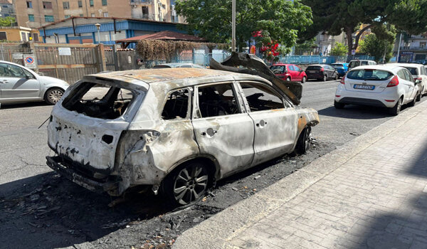 Auto incendiata in via Carducci, a "Borgo-Sanzio", ancora in loco dopo oltre 20 giorni, il sollecito del Comitato Cittadino Vulcania