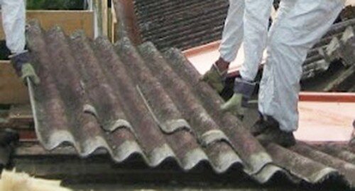 Sopralluogo nella scuola Sante Giuffrida dopo l'allarme eternit, per qualche giorno transenne nel cortile