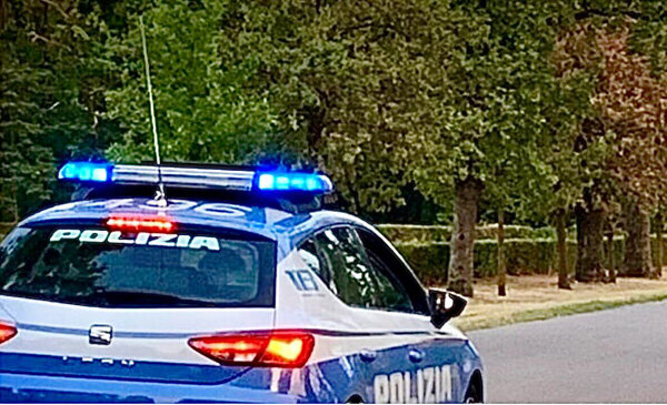 Si finge dipendente di Poste Italiane e truffa un cliente, denunciato dalla Polizia di Stato