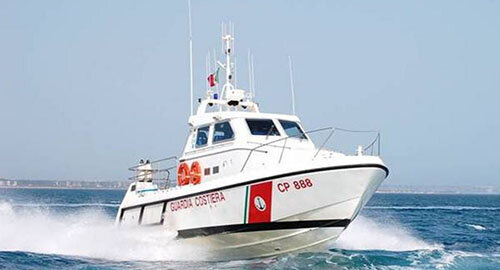 Barca a vela incagliata alla Plaia, intervento della Guardia Costiera